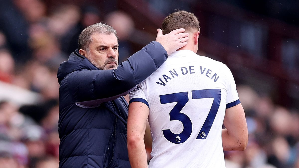 Tottenham manager Ange Postecoglou and Micky van de Ven - null