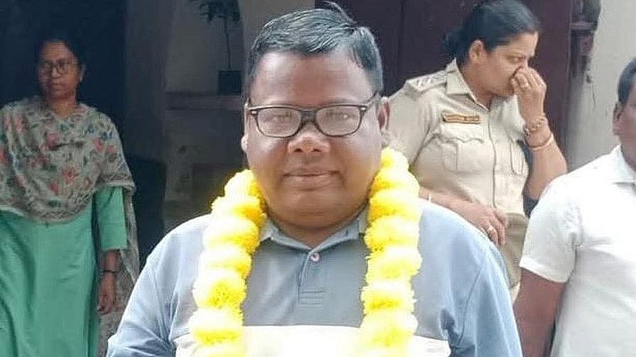 X : Mahendra Hembram