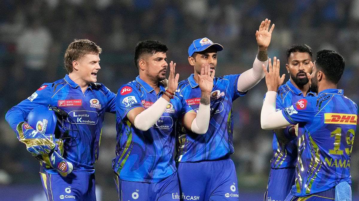 (AP Photo/Manish Swarup)
 : Mumbai Indians' Karn Sharma, second left, celebrates with teammates the dismissal of Delhi Capitals' Tristan Stubbs during the Indian Premier League cricket match between Delhi Capitals and Mumbai Indians at Arun Jaitley Stadium in New Delhi, India, Monday, April 14, 2025. 

