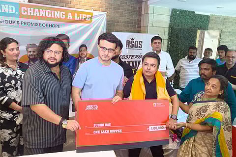 Sourav Ganguly felicitating Subho Das