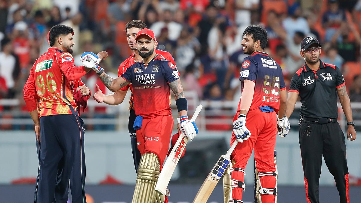 Royal Challengers Bengalurus Virat Kohli, second right, and batting partner. AP