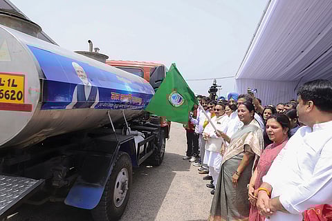 Delhi CM flags off 1,100 tankers