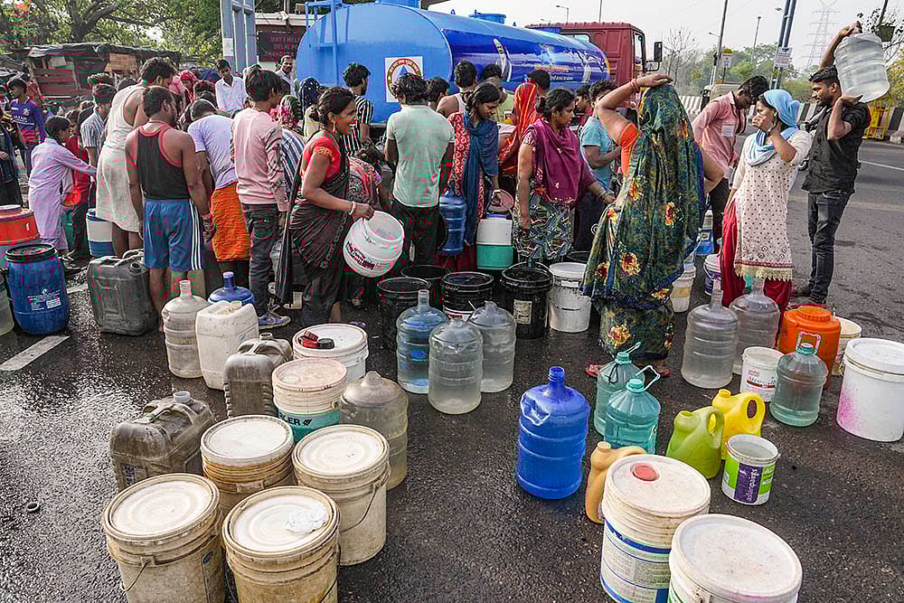 | Photo: PTI/Manvender Vashist Lav : Drinking water supply in Delhi