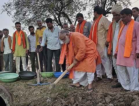 Siroj MLA Shri Umakant Sharma initiated the campaign at the pond in village Pagrani