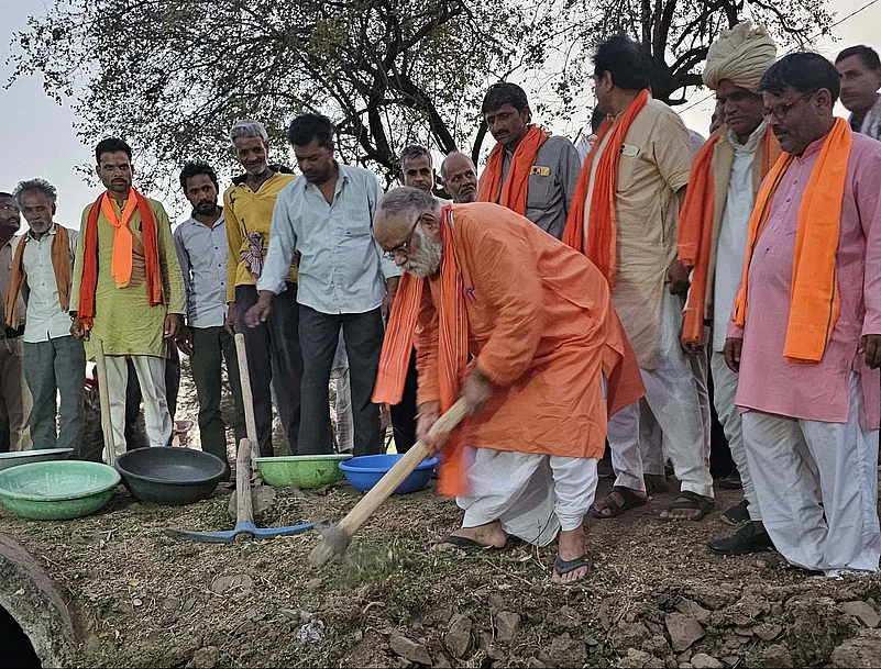 Siroj MLA Shri Umakant Sharma initiated the campaign at the pond in village Pagrani