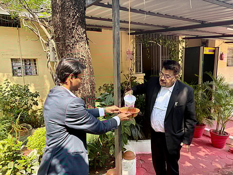 District and Sessions Judge and Chairman of the District Legal Services Authority, Shri Pranesh Kumar Pran, promoted the message of environmental conservation by placing earthen water bowls for birds under the Panch-J Abhiyan at the District Court premises