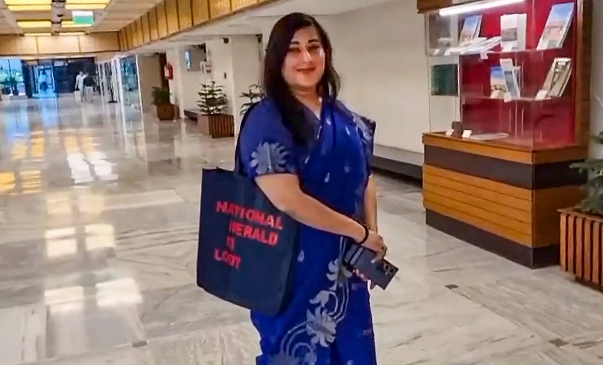 PTI : Bansuri Swaraj carries bag in Parliament with text saying 'National Herald Ki Loot'