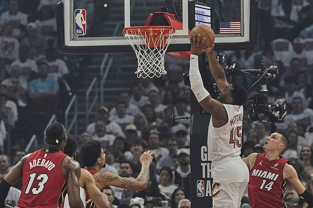 | Photo: AP/Sue Ogrocki : NBA 2024-25: Miami Heat vs Cleveland Cavaliers