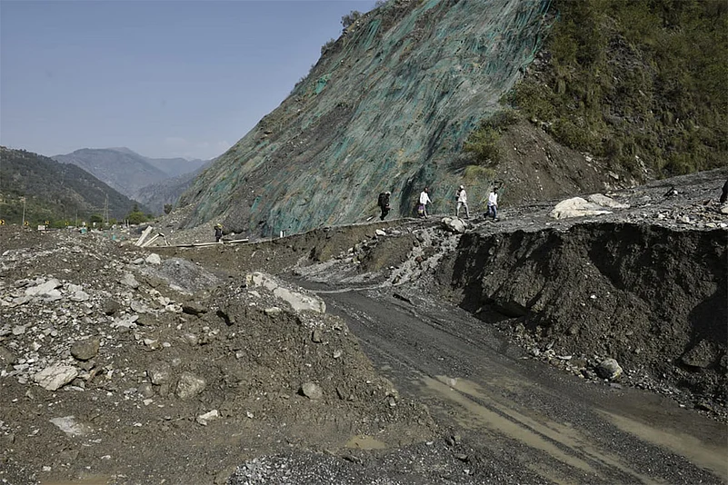 Jammu Kashmir weather: Landslide, Cloudburst, flash floods in J&Ks Ramban_photo 4