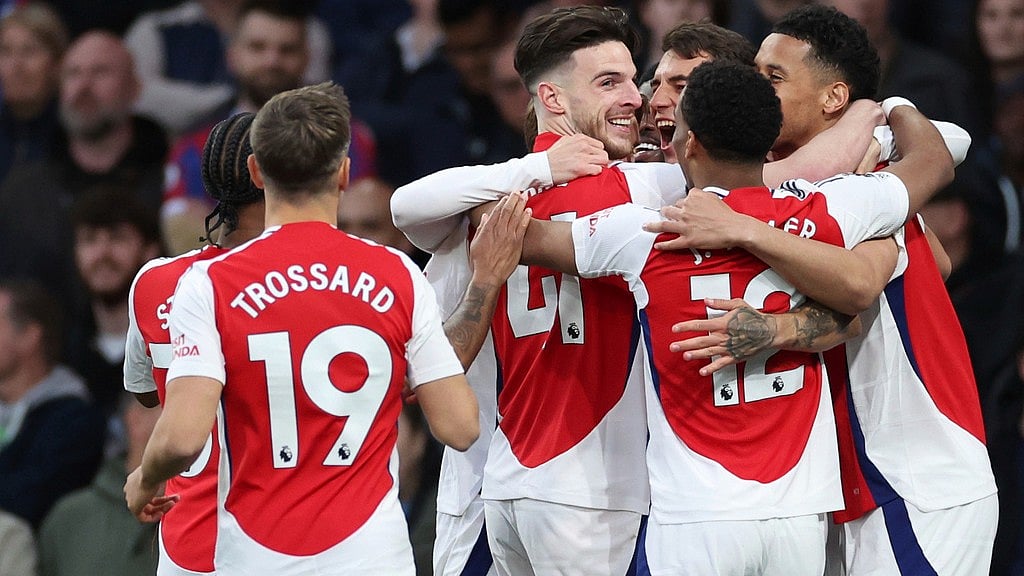 AP/AIan Walton : Arsenal players celebrate the opening goal.