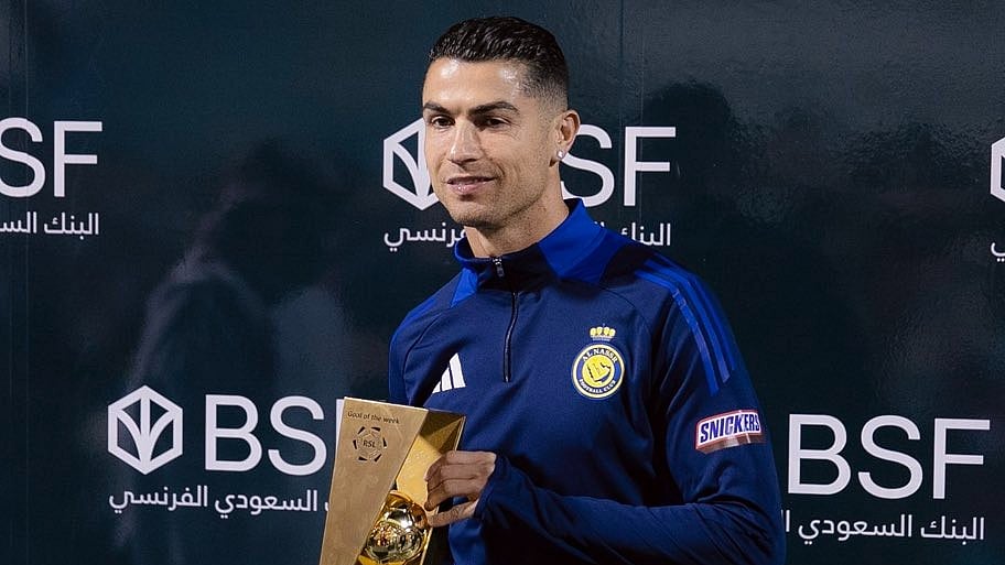 Al-Nassr : Cristiano Ronaldo poses with a Saudi Pro League 2024-25 'Golden Goal of the Week' trophy.