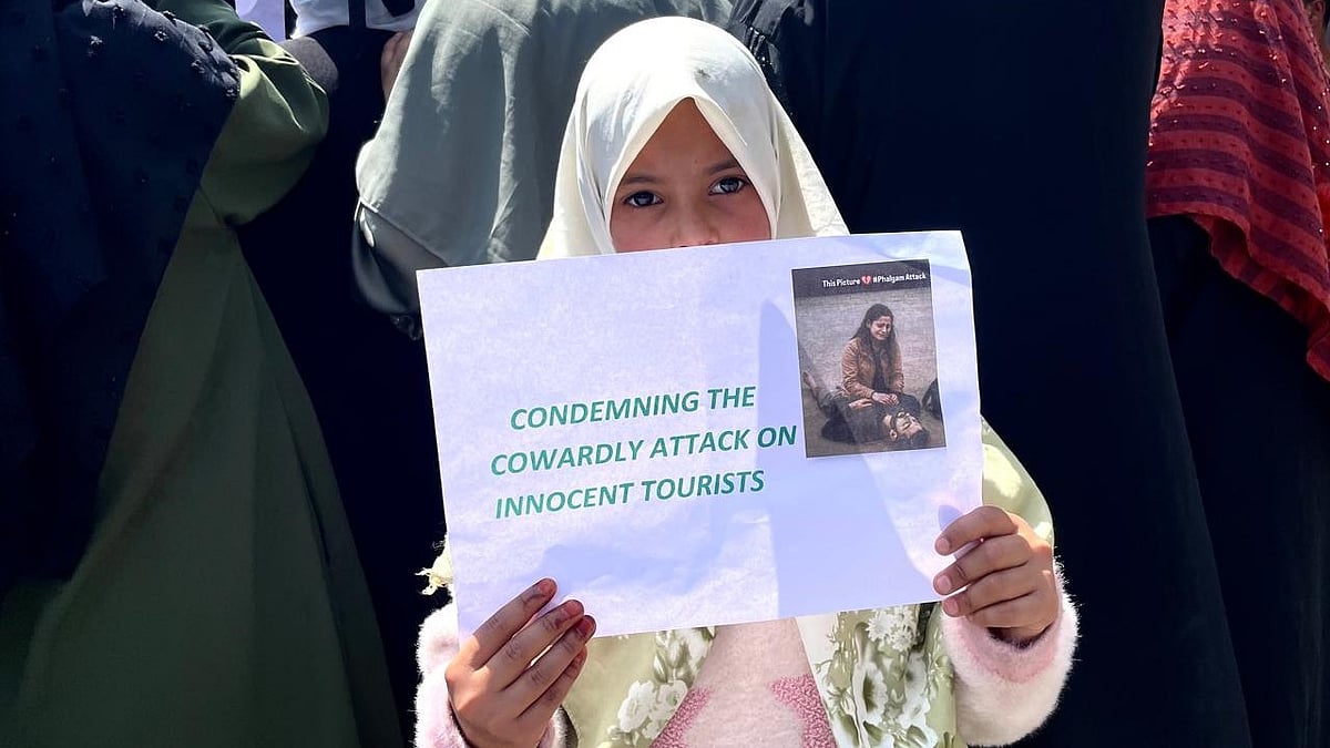 | Toibah Kirmani for Outlook  : A girl holds a placard during a protest at Lal Chowk, Srinagar, against the killing of 25 tourists and one local in Pahalgam, on April 23, 2025 |