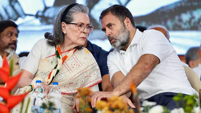 Congress leader Sonia Gandhi with son Rahul Gandhi - PTI