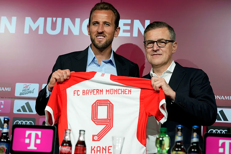 Harry Kane Jan Christian Dreesen Bayern Munich Allianz Arena April 13 2023 AP Photo