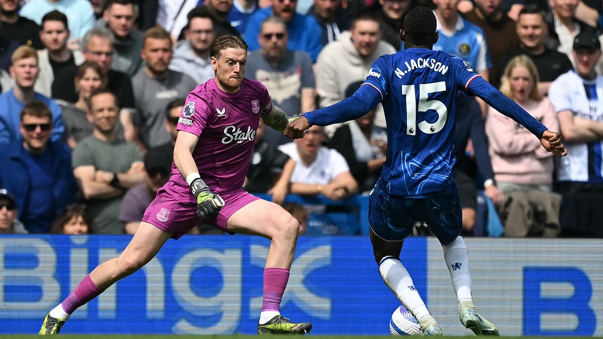 Nicolas Jackson and Jordan Pickford in action at Stamford Bridge