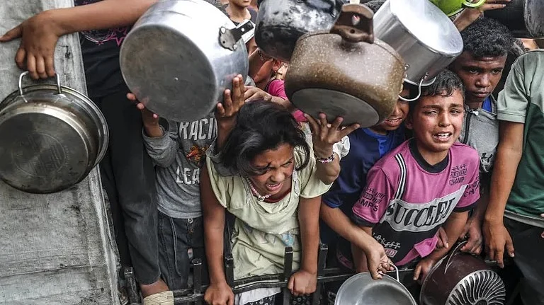 Displaced Palestinian children crowd a food kitchen set up by aid organisations at the Jabalia refugee camp in northern Gaza - | Photo- Mahmoud İssa/Anadolu