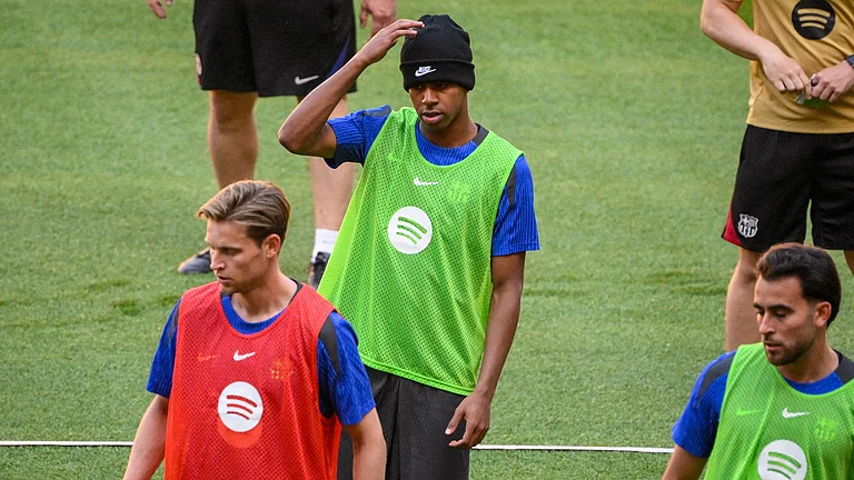 Yamal wore a hat during training on Friday - null