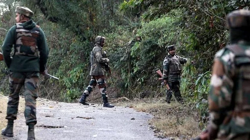 Indian, Pakistani Armies Trade Heavy Fire On LoC