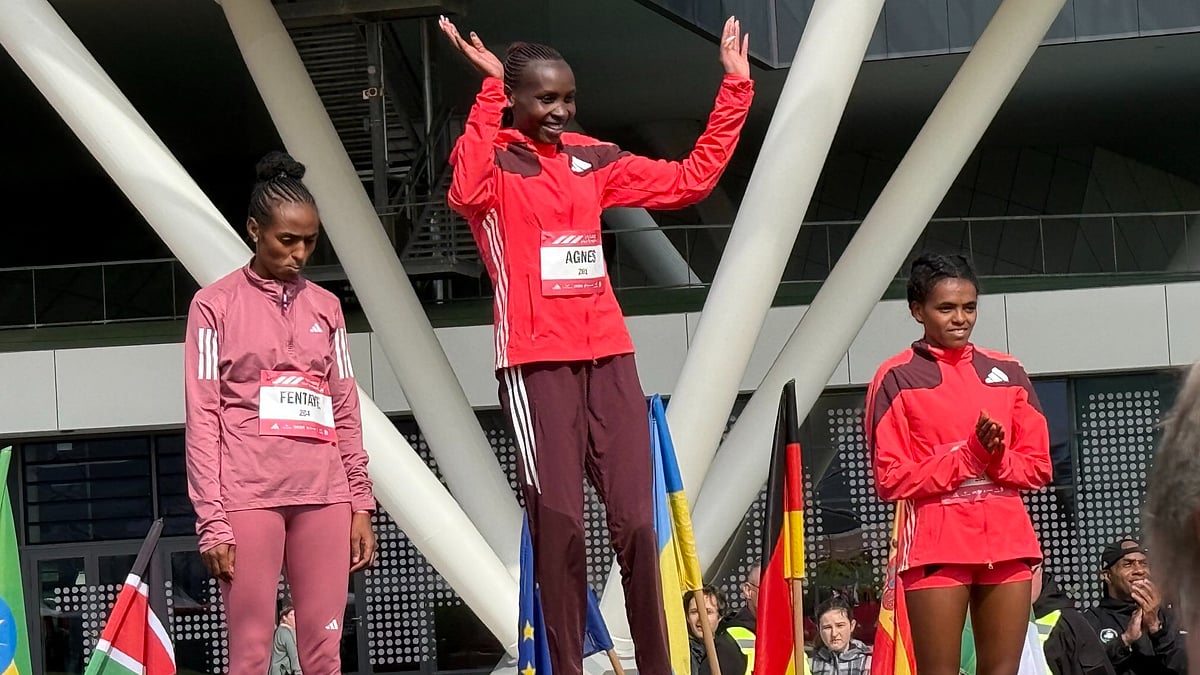 X/OlympicsKe : Agnes Jebet Ngetich (c) waves to cameras after clinching the record.