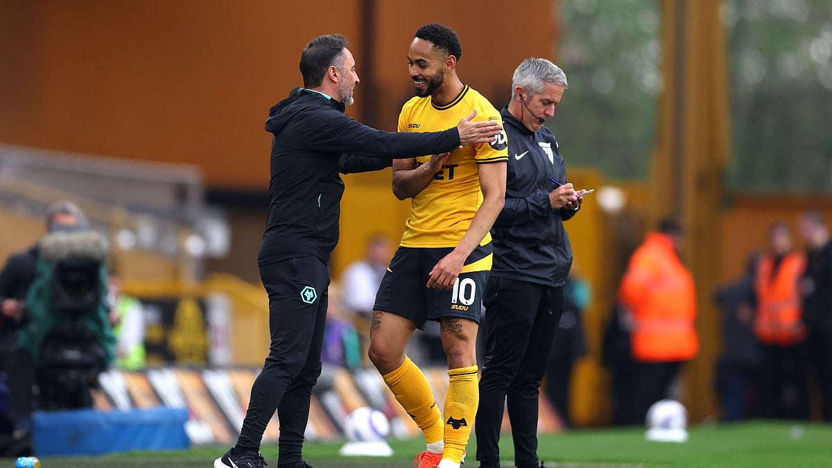 Pereira embraces Cunha during Wolves' win over Leicester