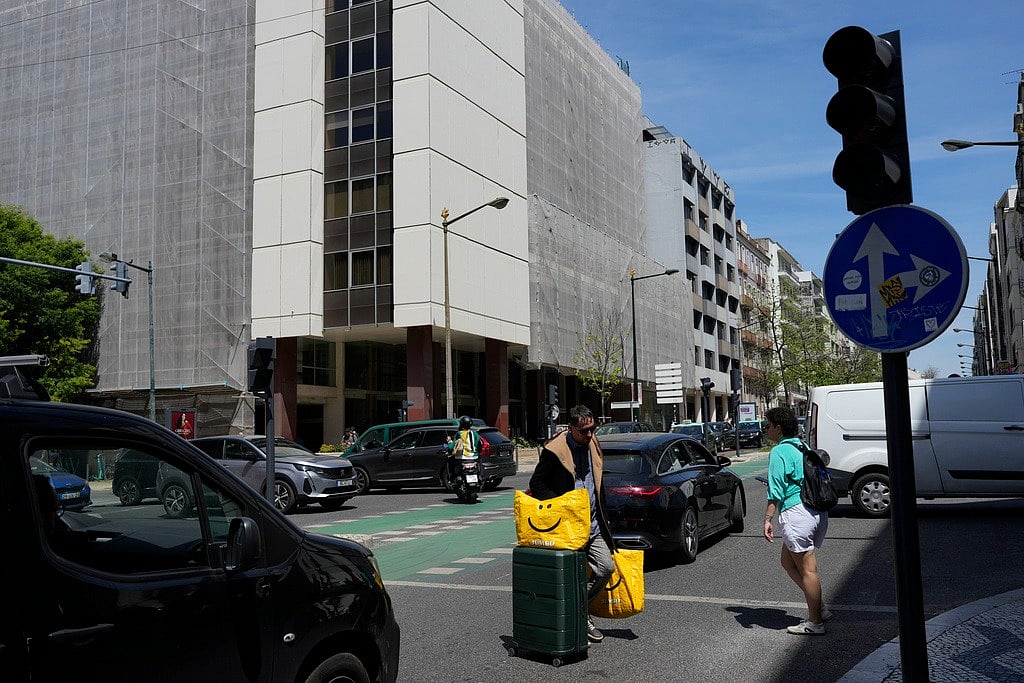 AP Photo/Armando Franca : Traffic lights stopped working following a power outage in downtown Lisbon, Portugal, Monday, April 28, 2025