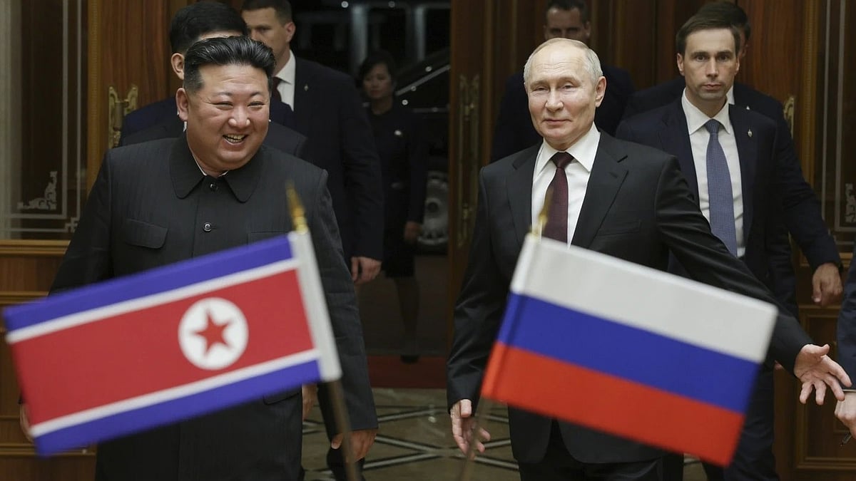 AP : Vladimir Putin (R), Kim Jong Un (L) |