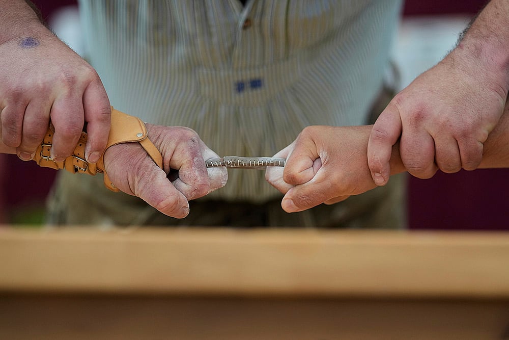 | Photo: AP/Matthias Schrader : Germany Finger Wrestling 