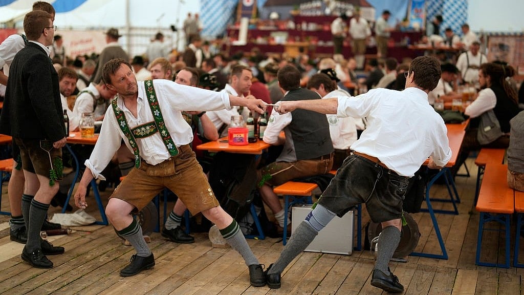 AP/Matthias Schrader : Competitors warm up for their bout while they try to pull the opponent over the table at the German Championships in Fingerhakeln or finger wrestling, in Pang, near Rosenheim, Germany, Sunday, April 27, 2025.