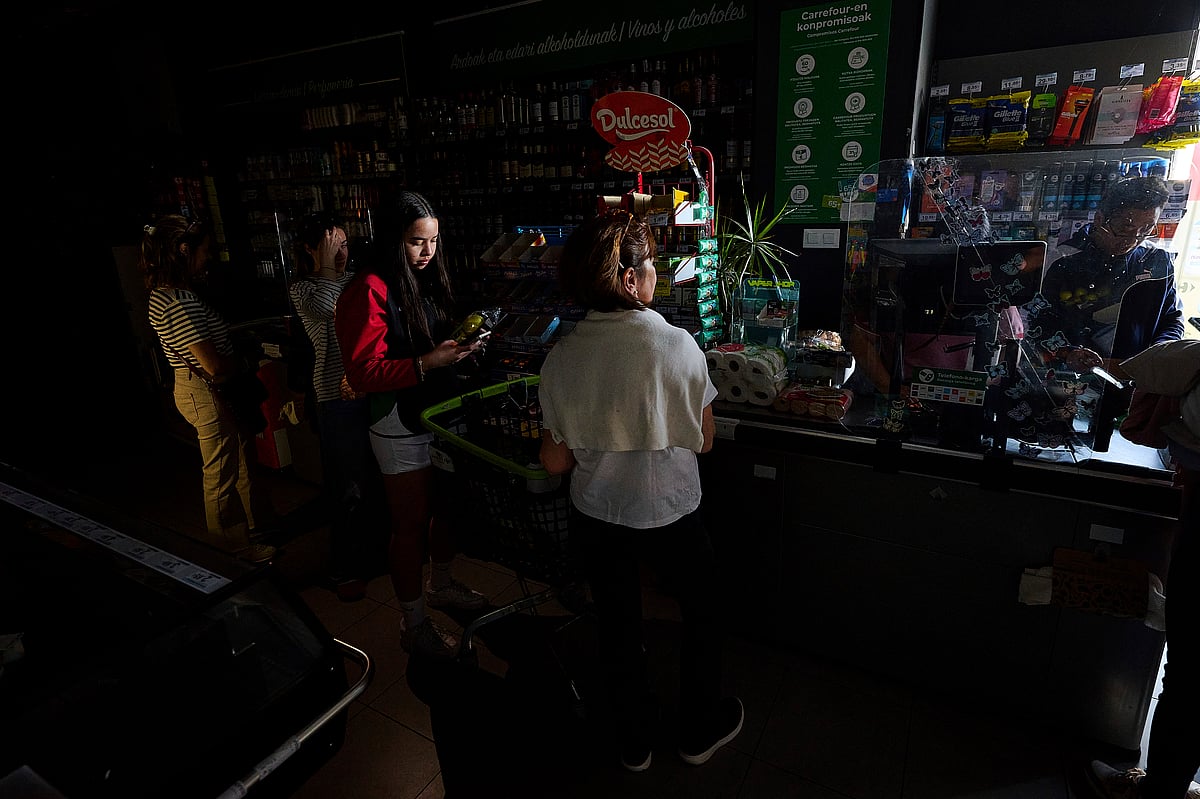 AP : Spain and Portugal widely impacted by unexplained power outage 