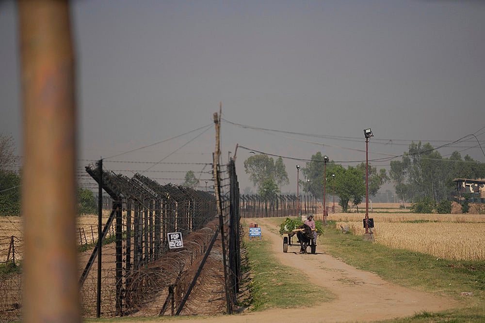 | Photo: AP/Channi Anand : India Pakistan Border in Ranbir Singh Pora