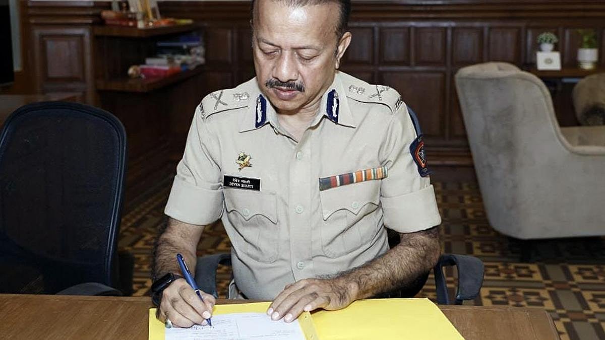 | Photo Credit: ANI : IPS officer Deven Bharti taking charge as the Special Commissioner of Police of Mumbai.