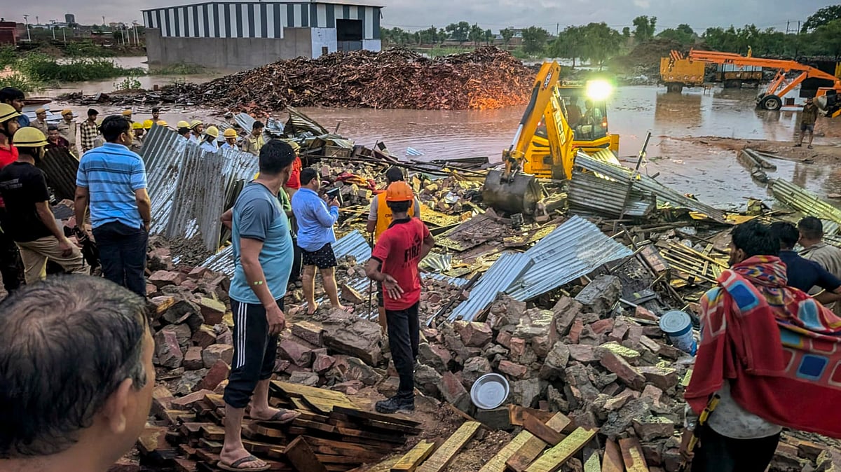 | Photo: PTI/File : Andhra Pradesh: Seven Killed In Wall Collapse At Temple In Simhachalam  Wall Collapse In Boranada