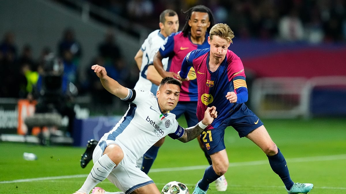 Frenkie de Jong in action against Inter