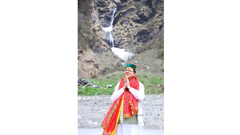 Chief Minister Shri Pushkar Singh Dhami performs prayers on the occasion of the ceremonial opening.