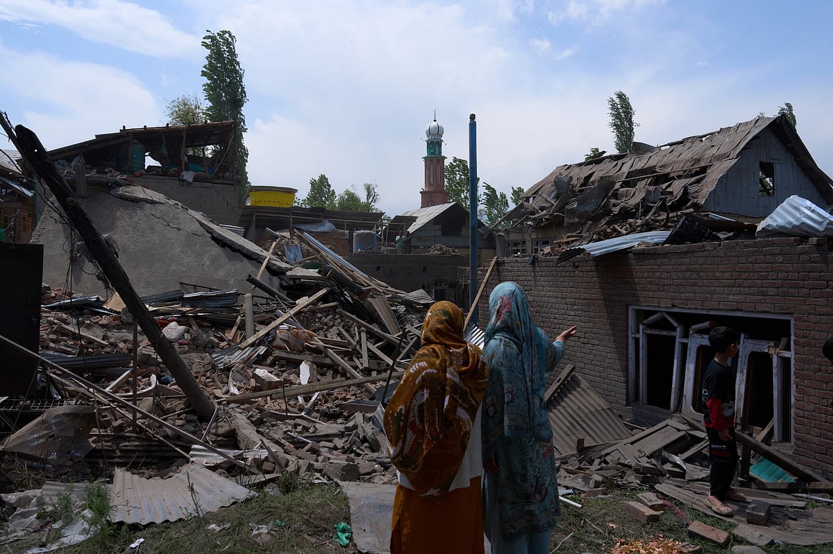 Locals in Pulwama looking at houses destroyed by Kashmiri authorities after the Pahalgam attack