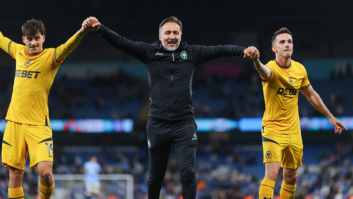 Vitor Pereira acknowledges Wolves travelling fans at the Etihad Stadium