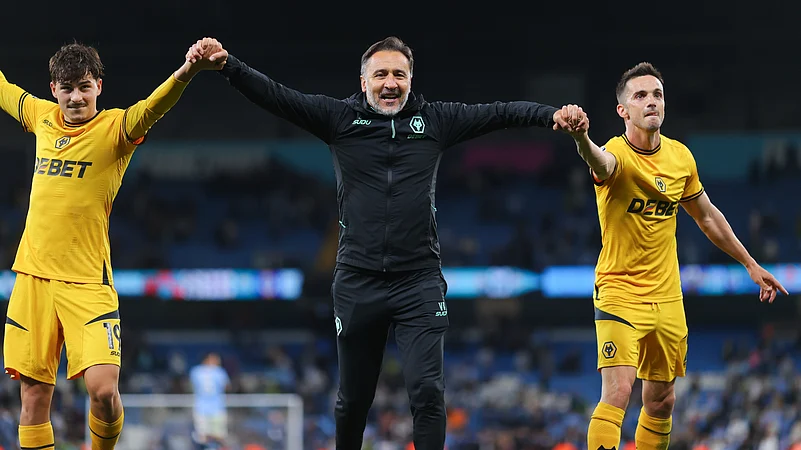 Vitor Pereira acknowledges Wolves travelling fans at the Etihad Stadium