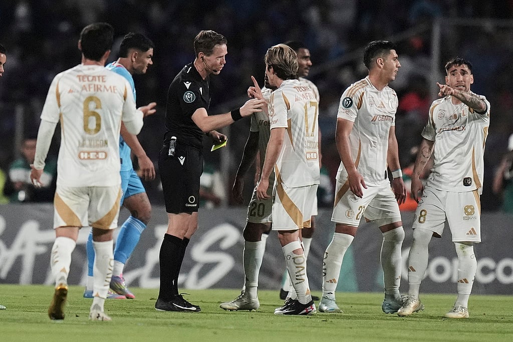 AP/Eduardo Verdugo : Francisco Cordova of Mexico's Tigres (17) protests to the referee after receiving a yellow card during a CONCACAF Champions Cup second leg semifinal soccer match against Mexico's Cruz Azul, in Mexico City, Thursday, May 1, 2025.
