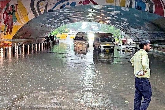 Delhi NCR Weather Alert: Persistent Smog and Rain Expected Through Early November