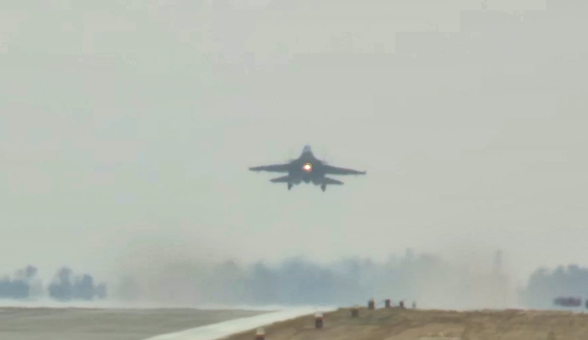 PTI : 
IAF conducts trial on Ganga Expressway