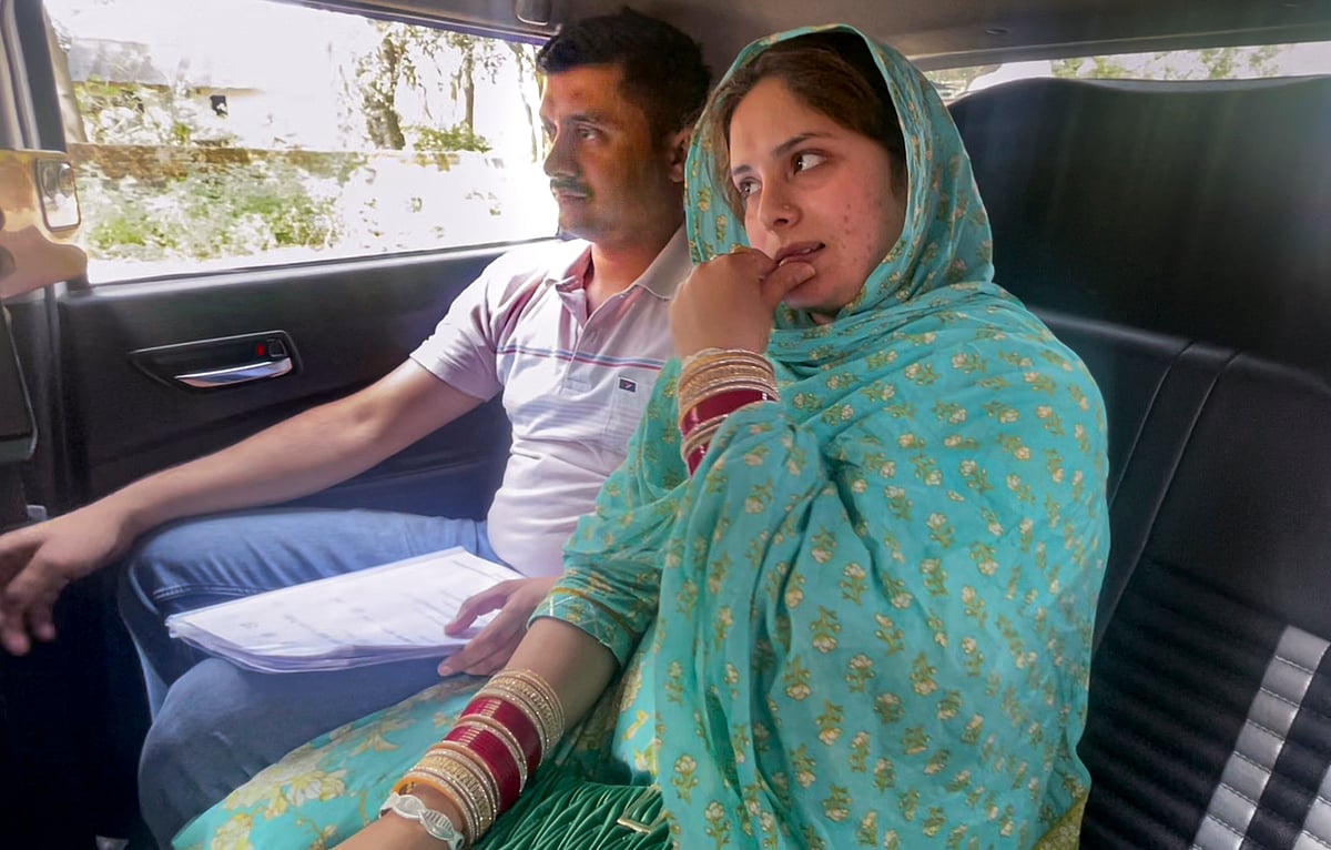 -PTI : A Pakistani national who was married to a CRPF jawan leaves for her country, in Jammu, Tuesday, April 29, 2025.