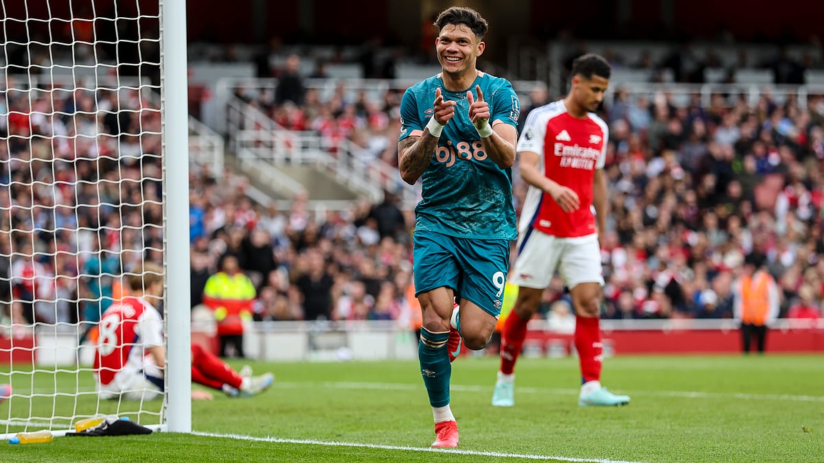 Evanilson celebrates his second-half winner at Arsenal