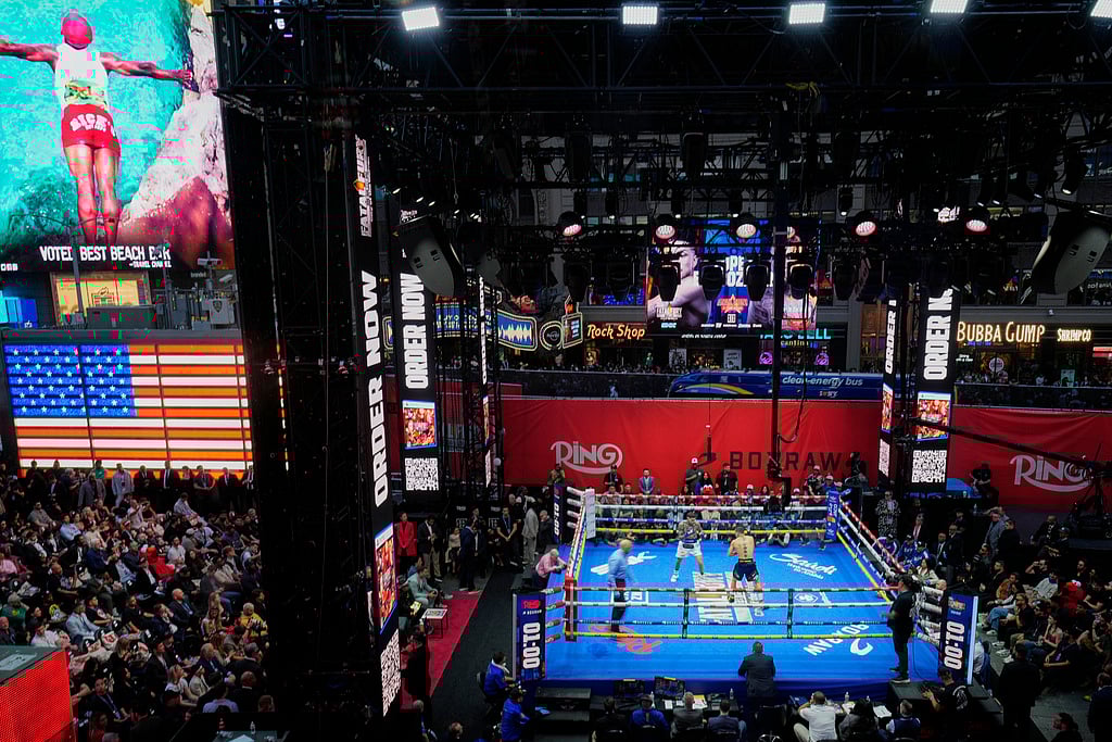 AP/Frank Franklin II : Fans watch Teofimo Lopez and Arnold Barboza Jr. fight during a super lightweight boxing match in Times Square Friday, May 2, 2025, in New York.