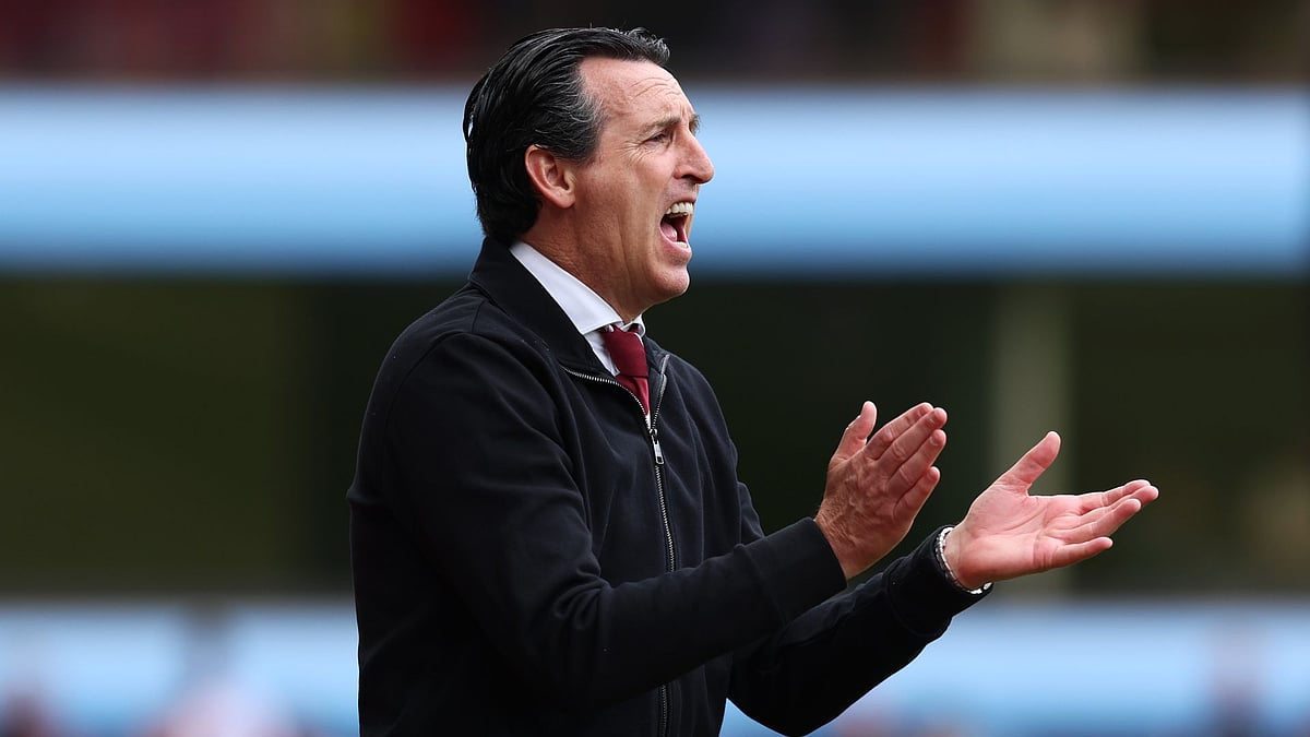 Emery applauds his players during their victory over Fulham