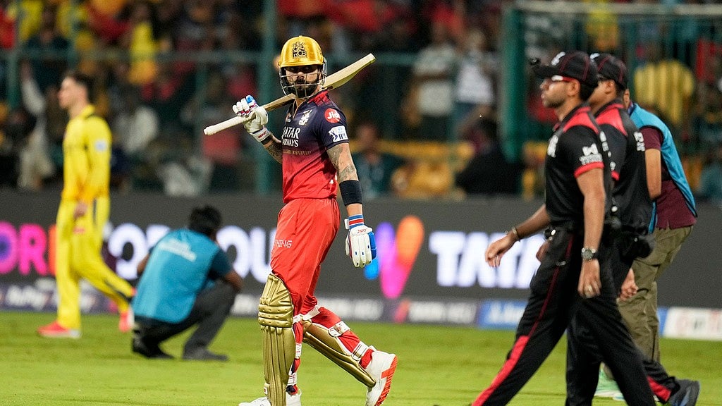 AP/Aijaz Rahi : Virat Kohli walks out to bat.