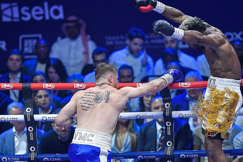 Saudi Arabia super middleweight World Boxing Championship Canelo Alvarez  vs William Scull_3