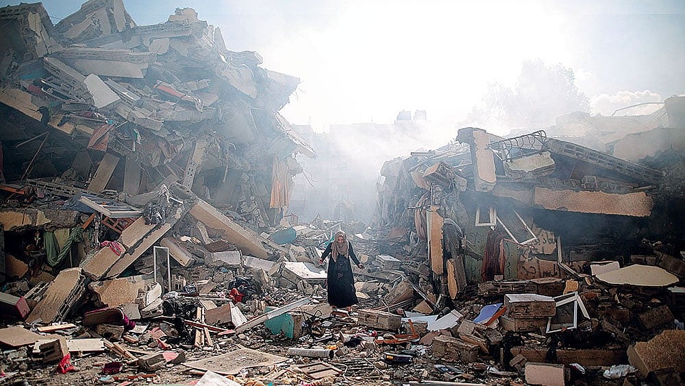 | Photo: Getty Images :  A resident walks through the rubble of residential buildings after Israeli air-strikes in Gaza Strip on October 19, 2023