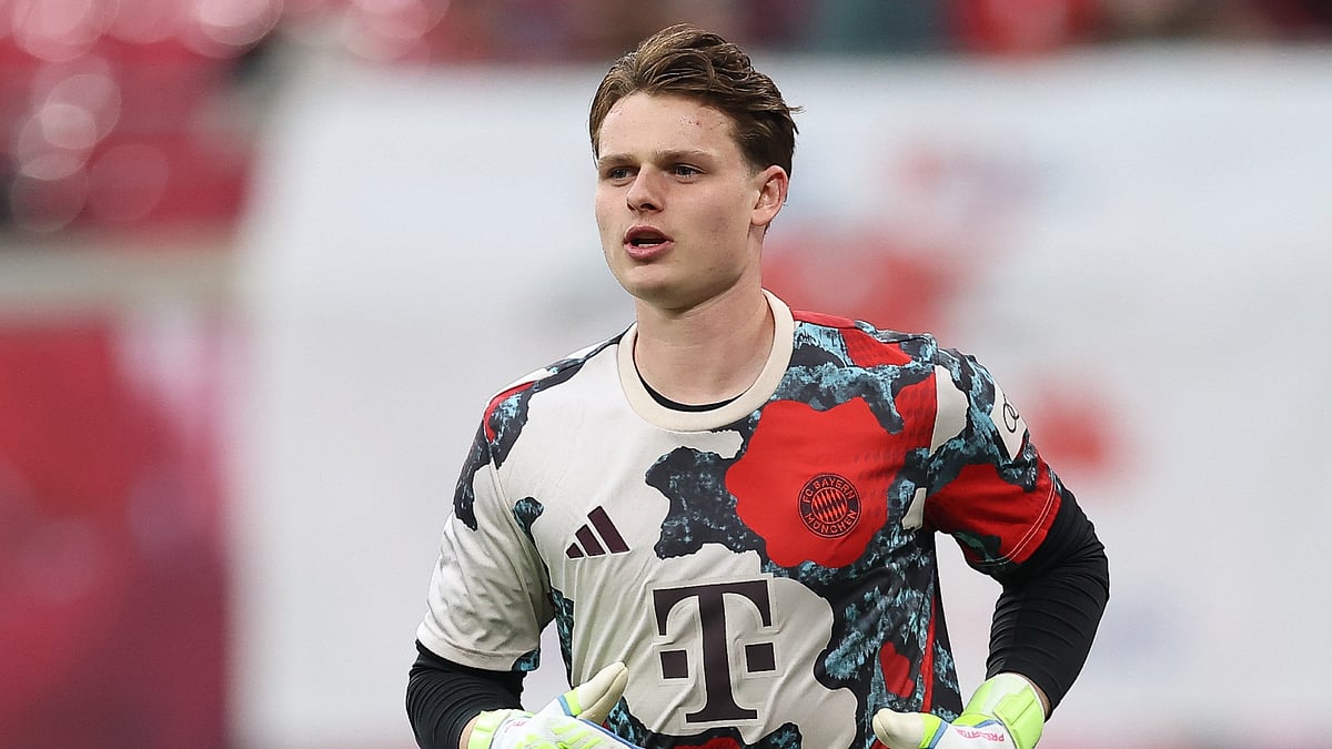Bayern goalkeeper Jonas Urbig. 