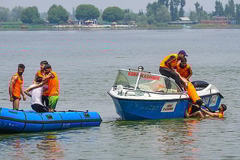 SDRF conducts mock drill at Dal Lake