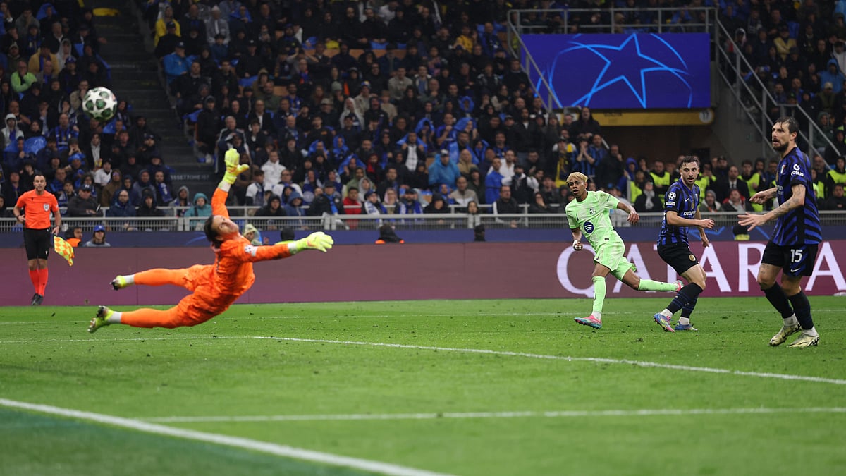 Yann Sommer makes a fingertip save to deny Lamine Yamal